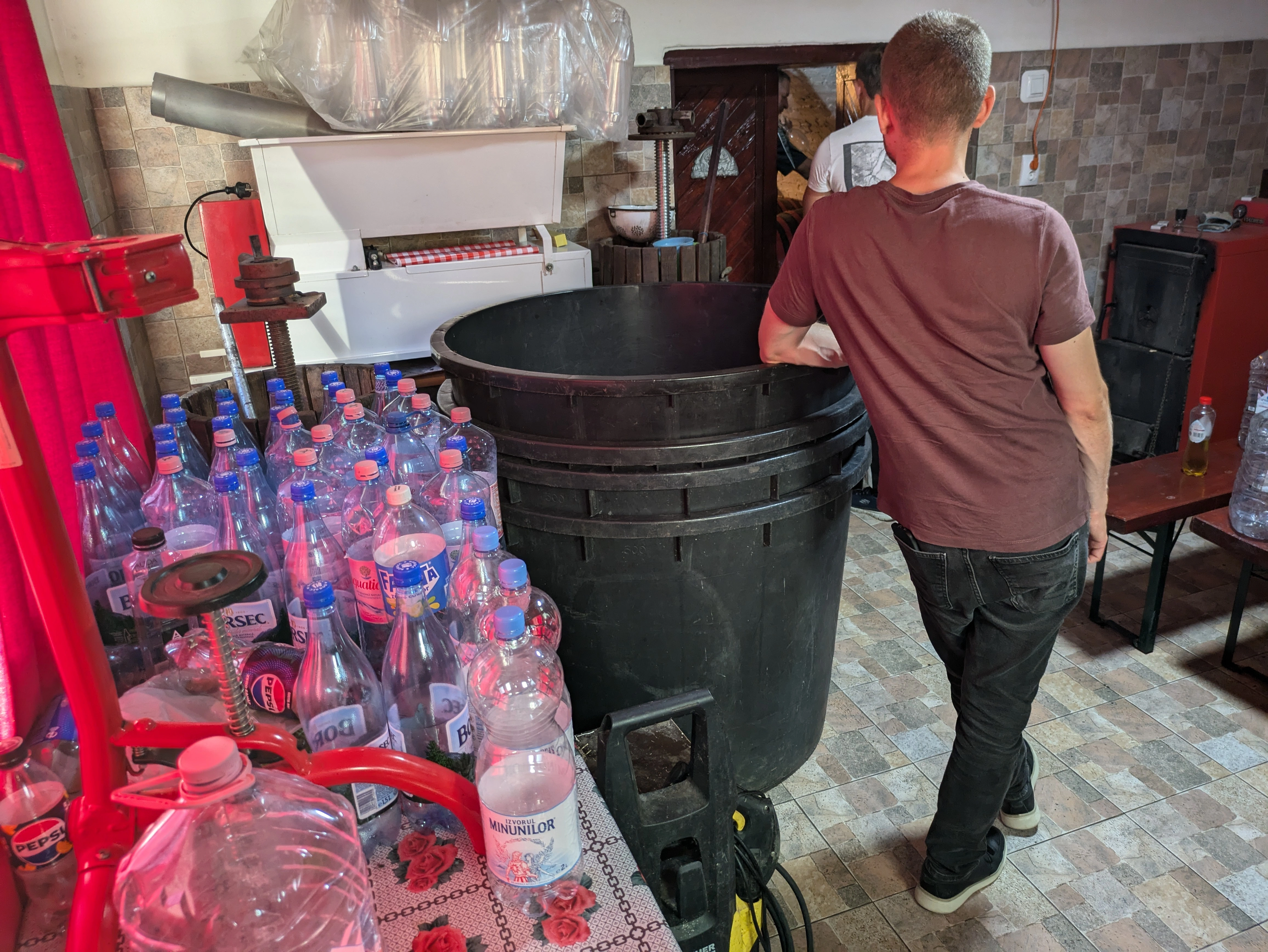 Pressoir, boutelles et presse-bouchon