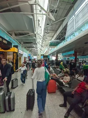 Marchant dans l'aéroport