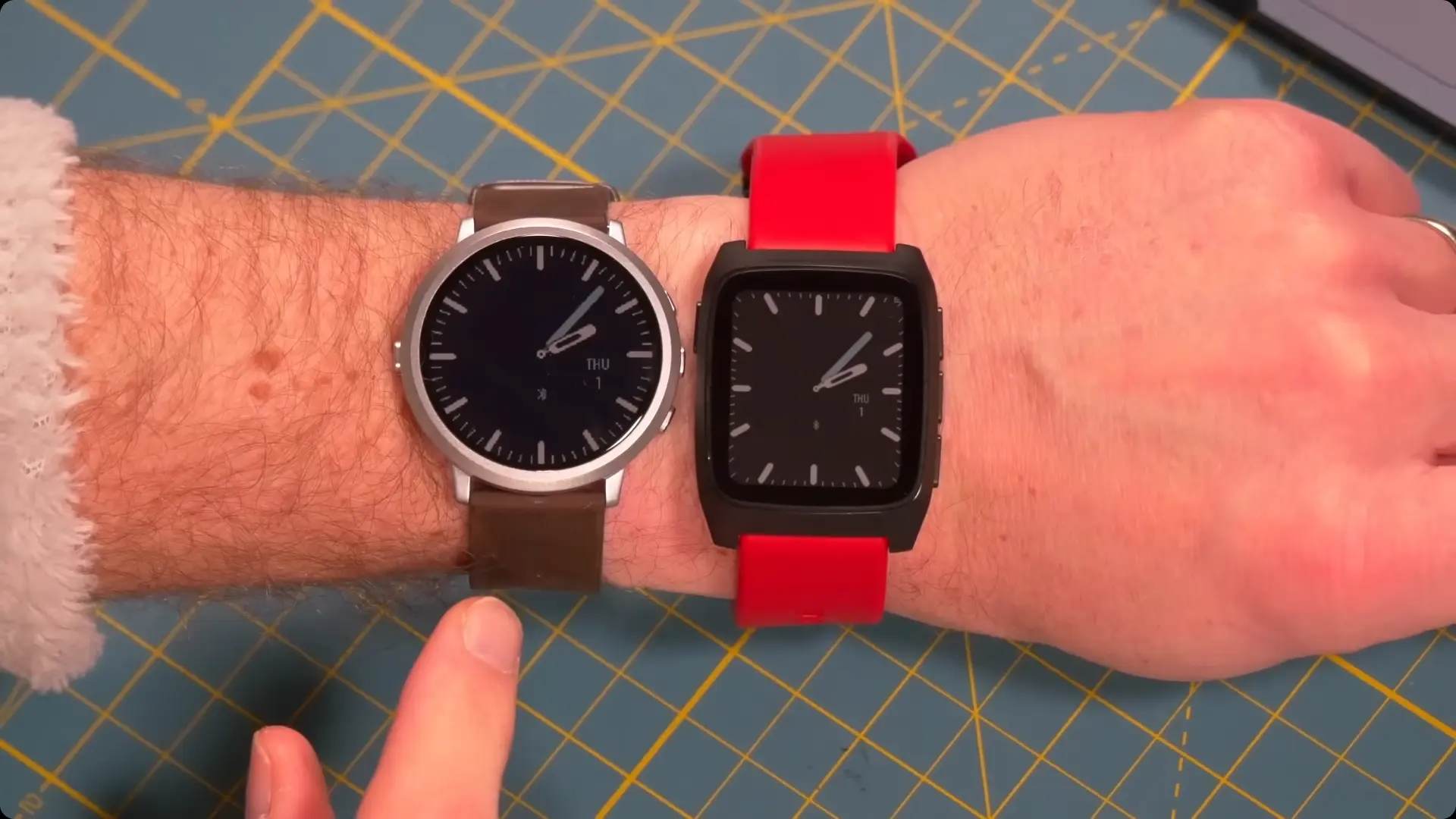 La Pebble Round 2 et Pebble Time 2, côte à côte.