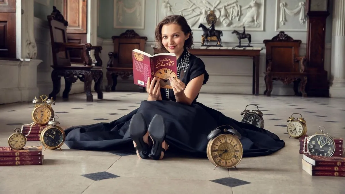 Lady Eileen, assise lisant un livre. Image officielle