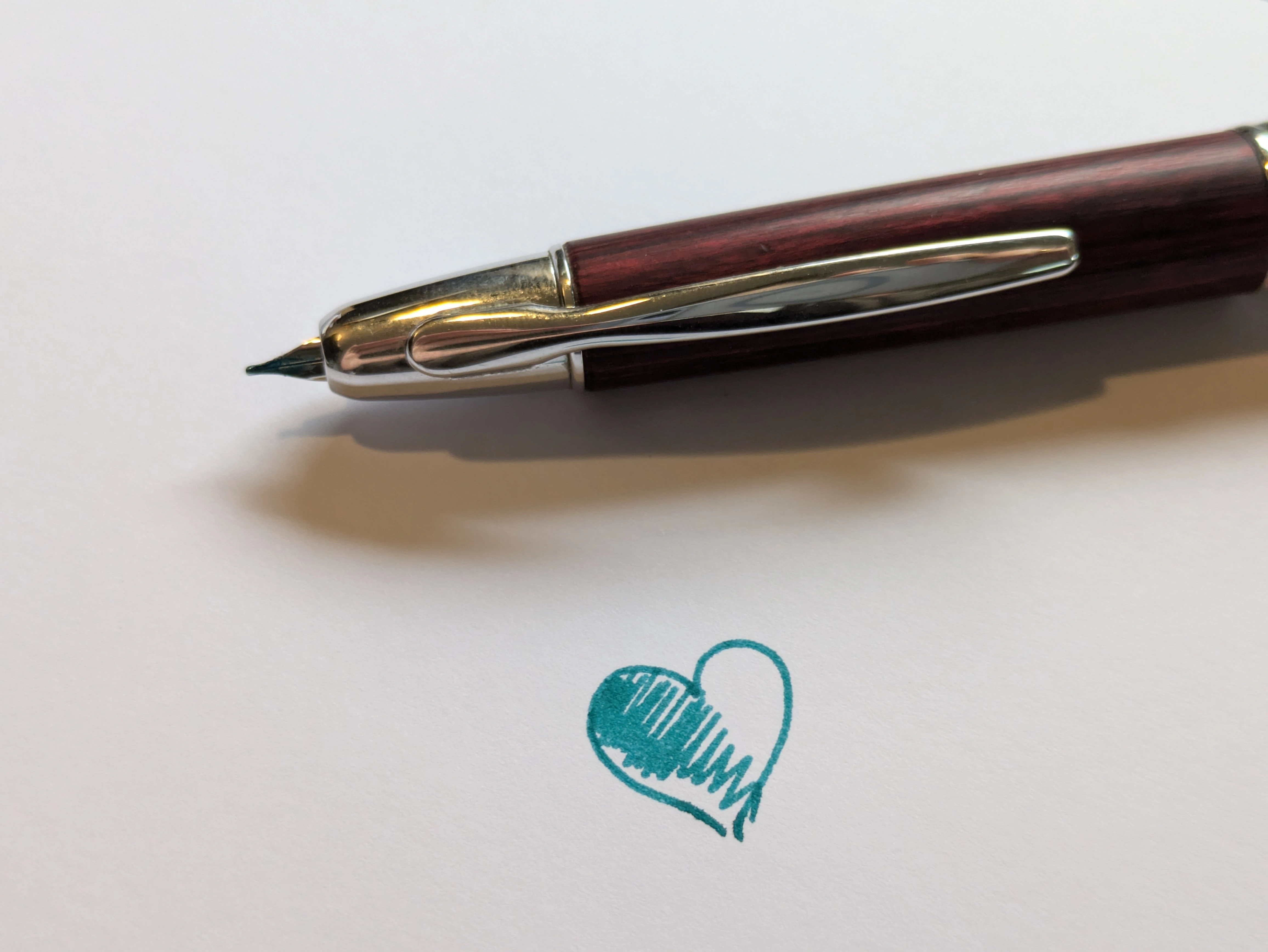 mon style posé sur une feuille blanche, un petit cœur dessiné à côté