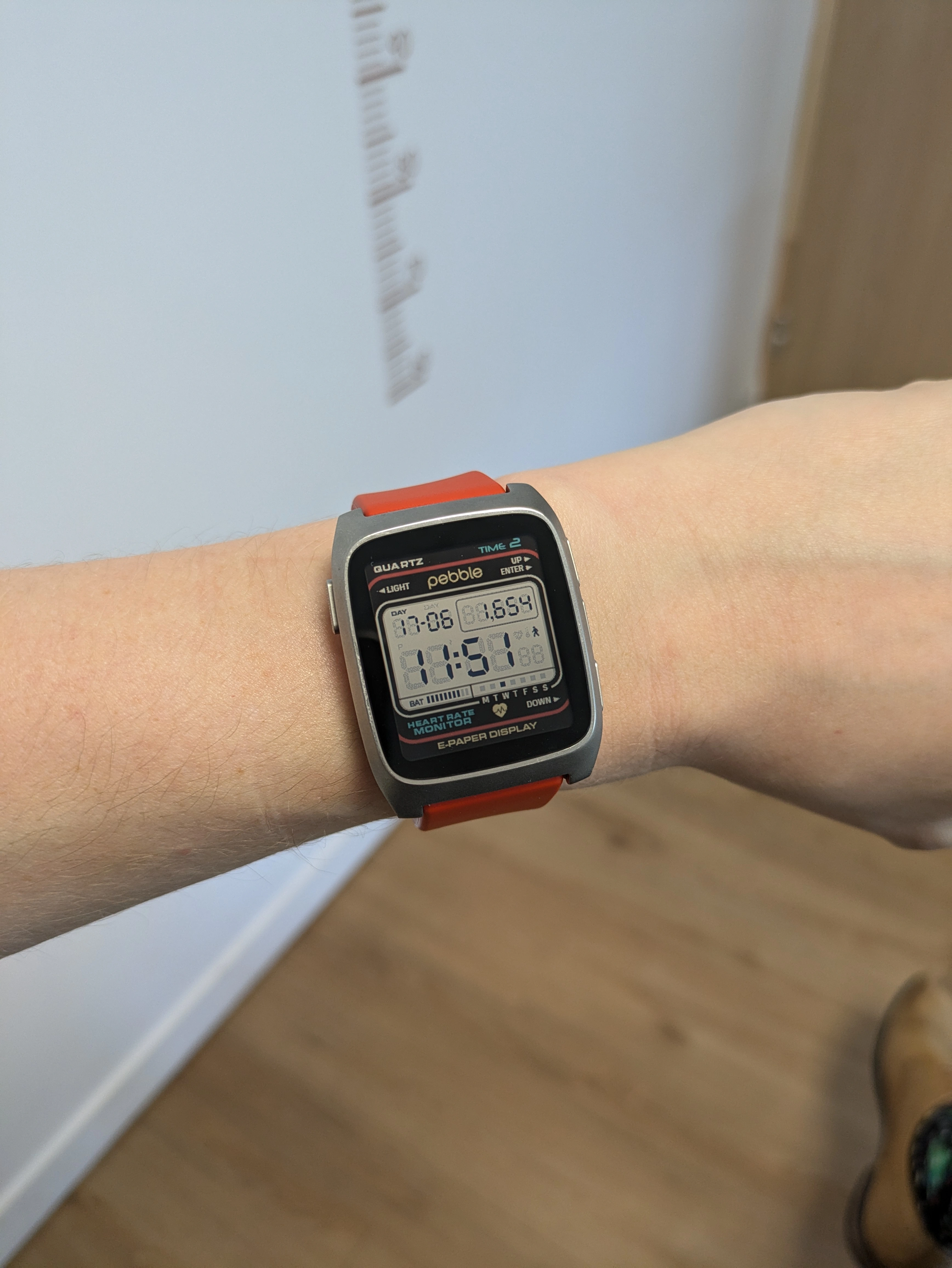 Ma pebble avec un cadran inspiré des montres casio. Cadran «Quartz by Dalpek»