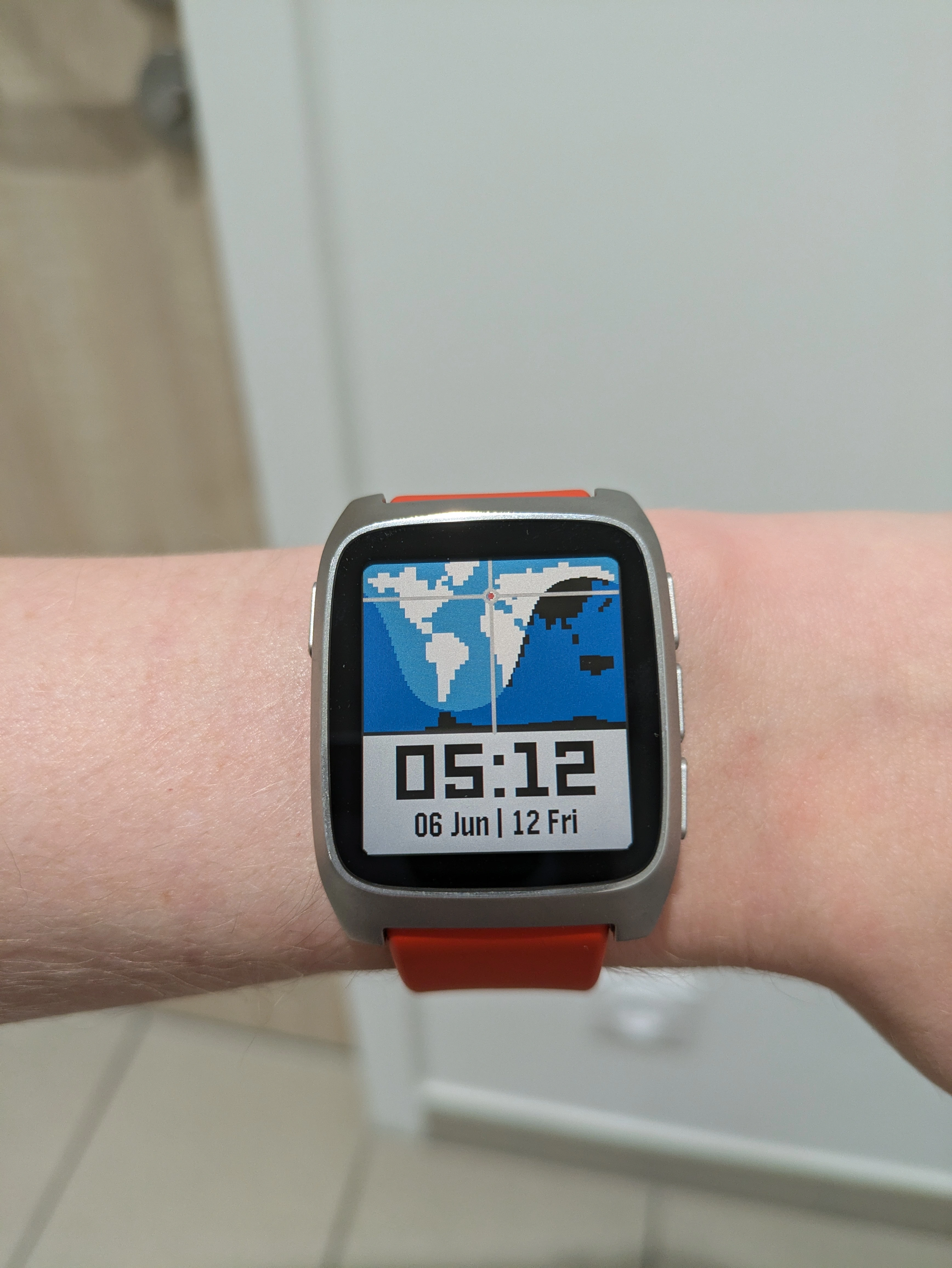 Ma pebble et un cadran mapemonde montrant l'exposition solaire. Cadran «Where in the world pix style»