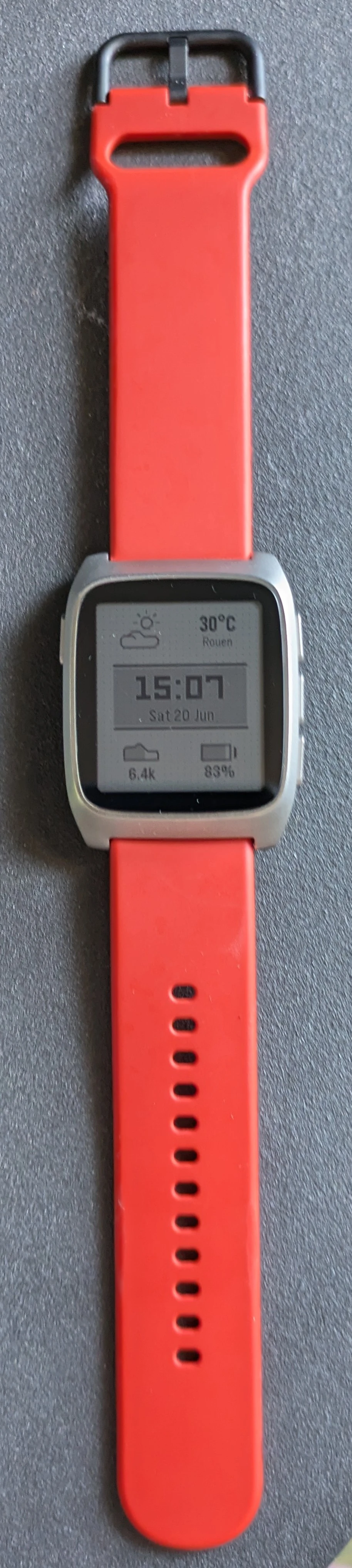 Ma pebble et son beau bracelet rouge. Cadran «Pebble Mesh»