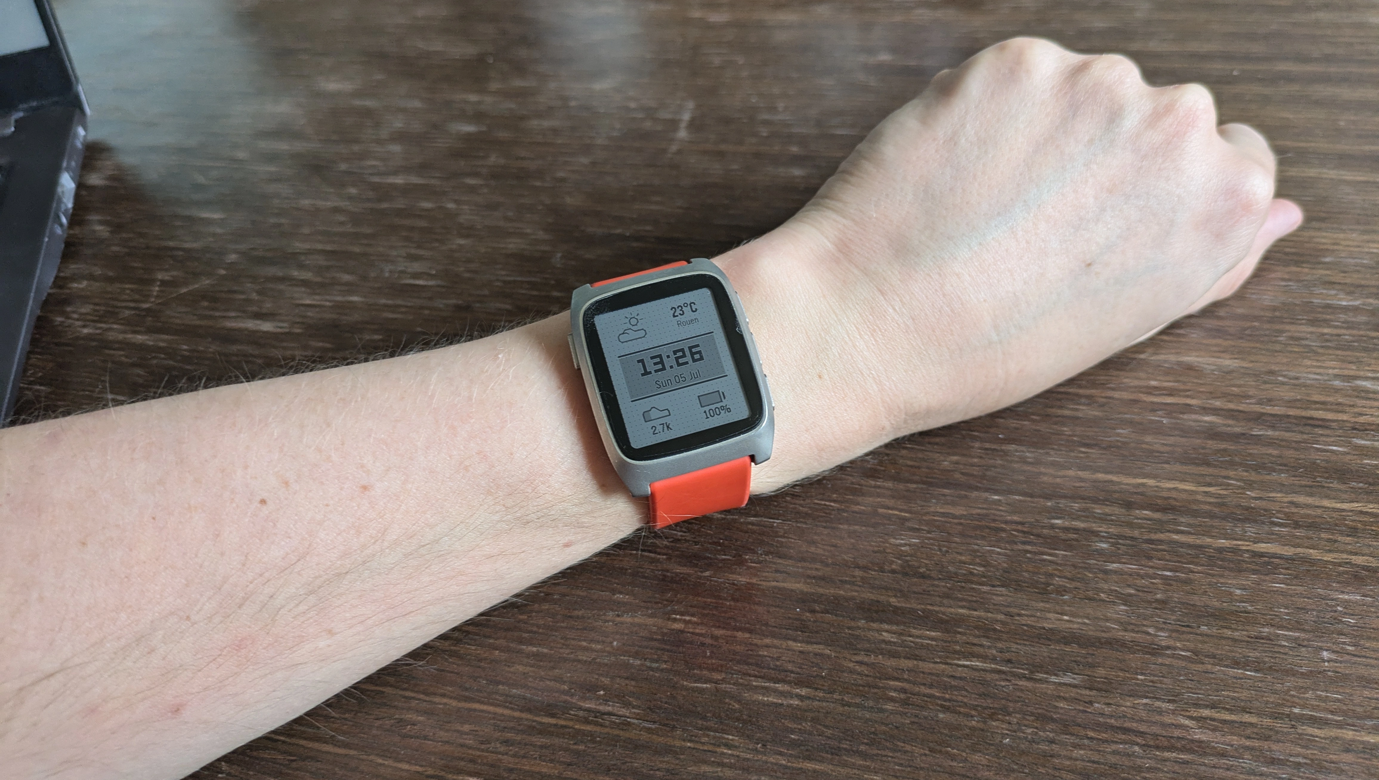 Ma montre au poignet, arborant le cadrant «Pebble Mesh»